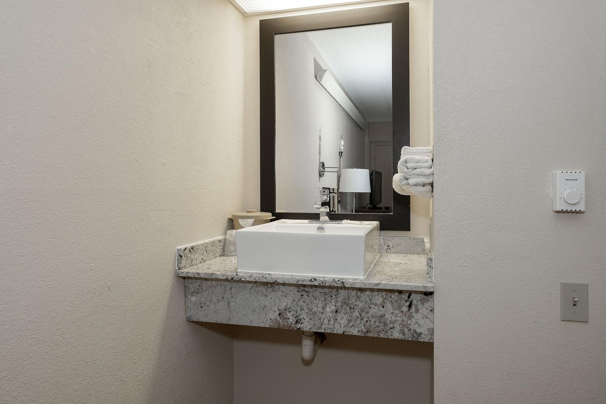 Motel Travelodge By Wyndham 2*